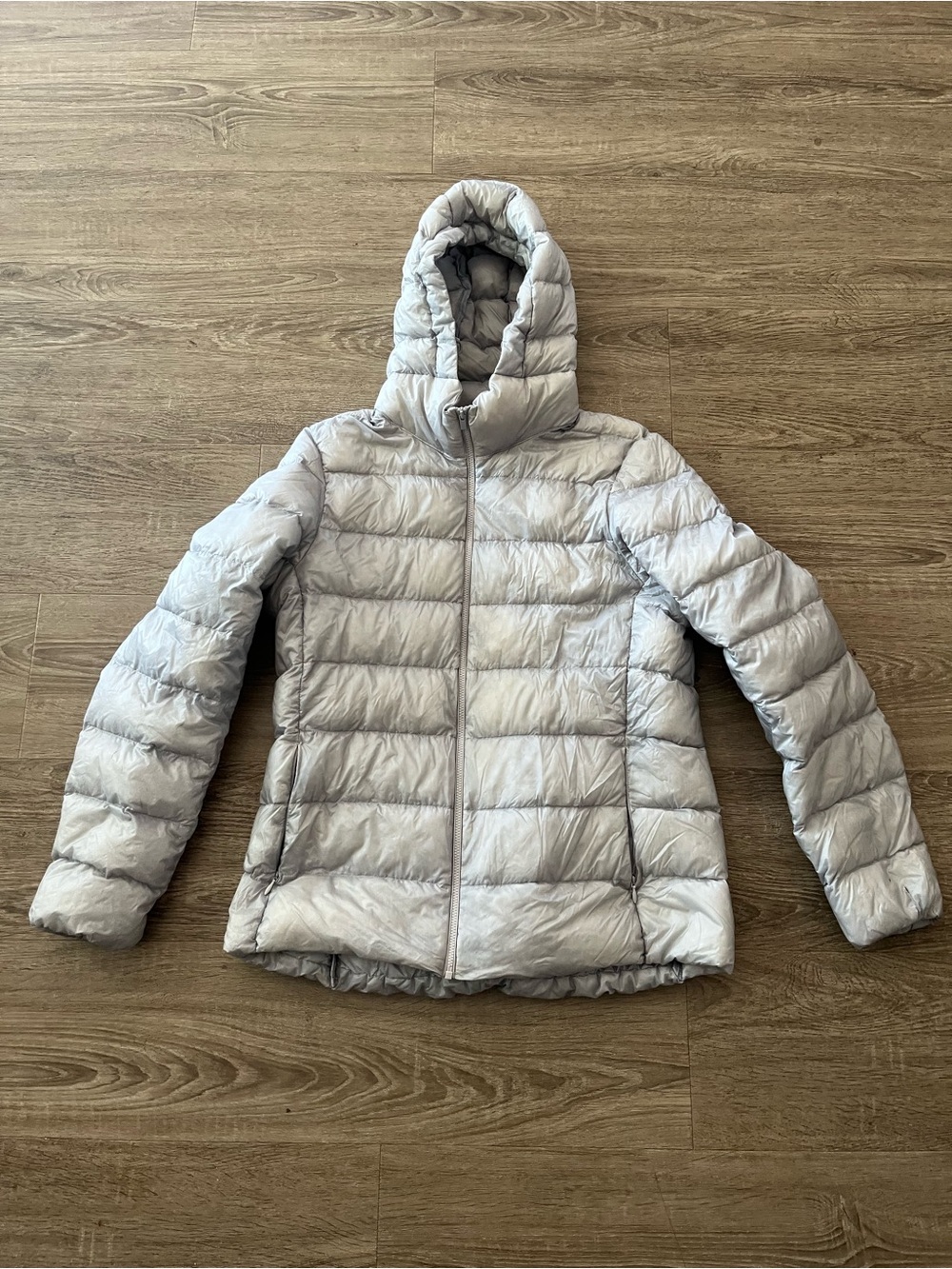 Uniqlo Down Puffer Jacket Womens Medium Silver Ultra Light Hooded Packable Cozy